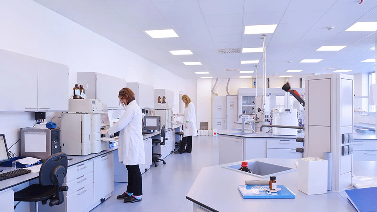 Laboratorio de análisis con instrumentación científica y personal trabajando