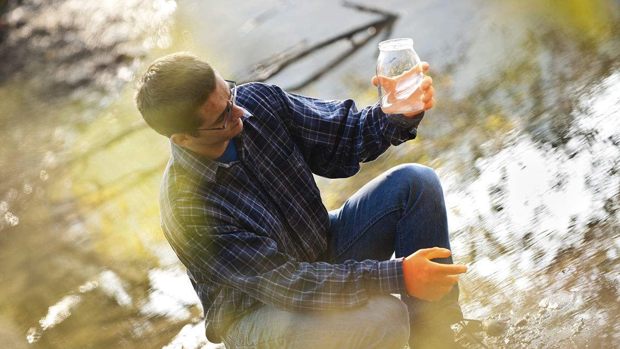 Recolección y observación de una muestra de agua en campo